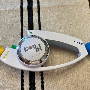 Bop It 2008 White Handheld Electronic Party Game Bop Twist Pull 2 Levels